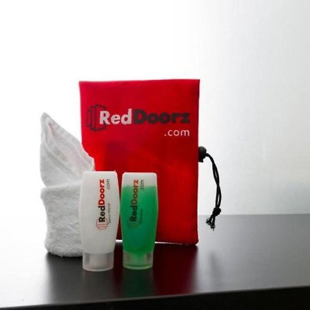 Отель Reddoorz @ Surapati Бандунг Экстерьер фото
