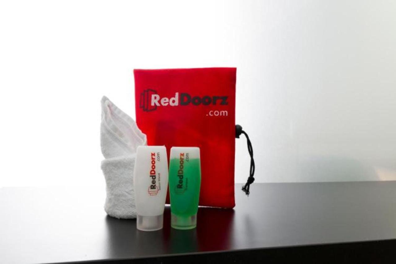 Отель Reddoorz @ Surapati Бандунг Экстерьер фото